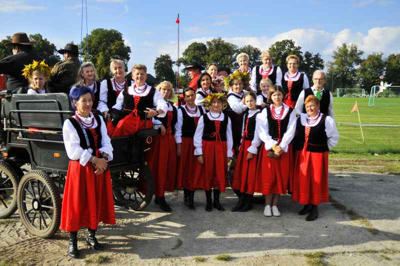 Zbytowianki podczas dożynek w Zbytowej