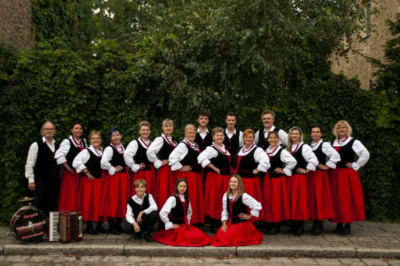 Zbytowianki w nowych strojach